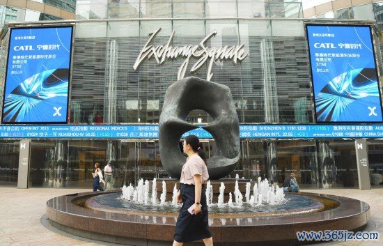 这是2025年5月20日在香港往来所外拍摄的宁德时期上市海报。新华社记者 陈铎 摄